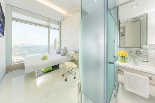 biała łazienka z łóżkiem i prysznicem w obiekcie iclub To Kwa Wan Hotel w Hongkongu