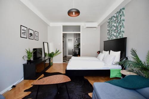 ブダペストにあるStandard Apartment by Hi5 - Régiposta 13のベッドルーム1室(ベッド1台付)、リビングルームが備わります。
