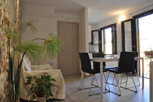 バウネーイにあるCasa Sant'Antoniのリビングルーム(テーブル、椅子、植物付)