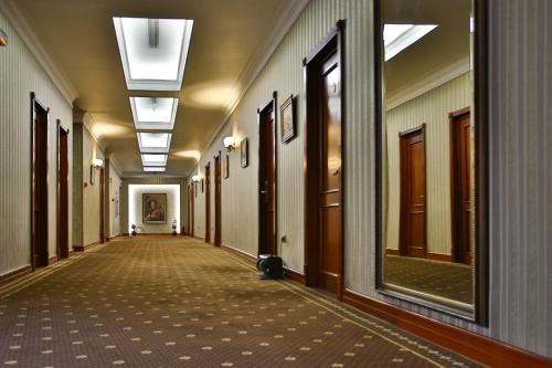 an empty hallway in a building with a hallwayngth at Hotel Select in Iaşi