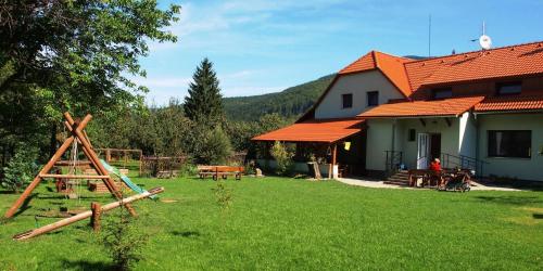 Dolní BečvaにあるPension U Blinkůの庭前遊び場付家