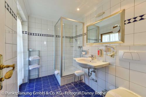 Ett badrum på Hotel Oberwirt