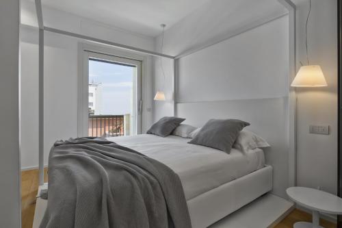 Кровать или кровати в номере Luxury Suites Collection - Frontemare Viale Milano 33