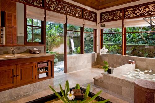 La salle de bains est pourvue d'une baignoire et d'un lavabo. dans l'établissement Bukit Naga Villa, à Gianyar