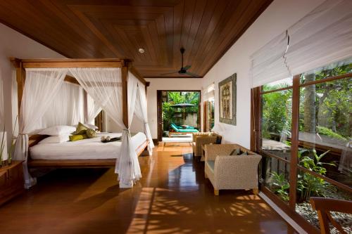 Ένα ή περισσότερα κρεβάτια σε δωμάτιο στο Bukit Naga Villa