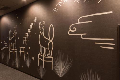 a wall with a cat painted on it at Izumisano Center Hotel Kansai International Airport in Izumi-Sano