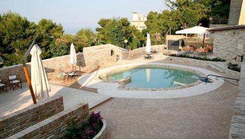 Bazén v ubytování Residence Borgo Da Mare nebo v jeho okolí
