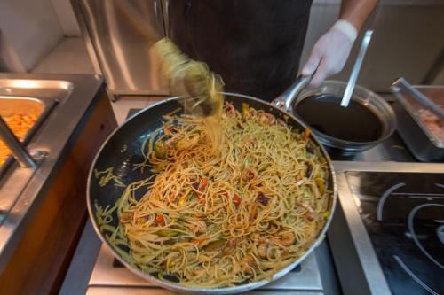 ホテルの敷地内または近くでの食事または食べ物