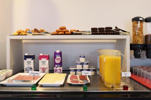 a kitchen counter with a blender and a drink at Hotel New Bilbao Airport in Derio