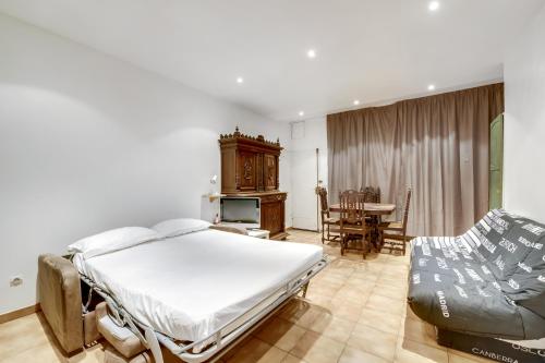 パリにあるLouvre Tuileries ID257のベッドルーム1室(ベッド1台、テーブル、椅子付)