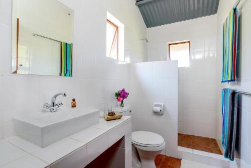 een witte badkamer met een wastafel en een toilet bij Waterberg Wilderness - ONE Namibia in Waterberg