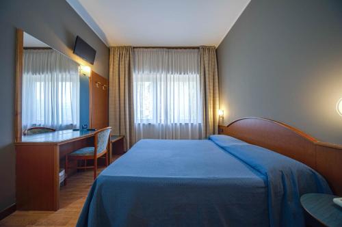 Un pat sau paturi într-o cameră la Hotel Centrale