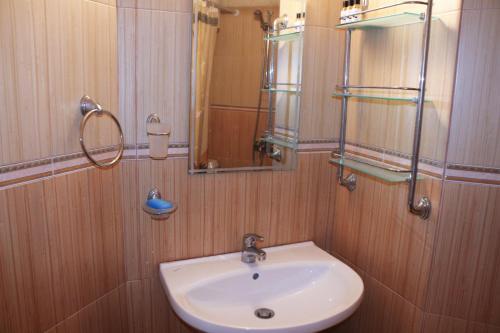 A bathroom at Kapriz Apartment