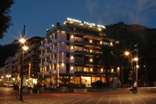 un edificio de hotel con un cartel en él por la noche en Reginna Palace Hotel, en Maiori