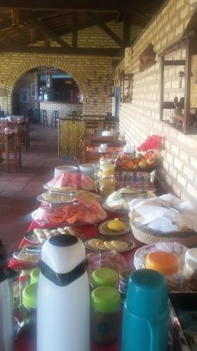 een tafel met veel borden eten erop bij Oh! Linda Pousada in Redonda