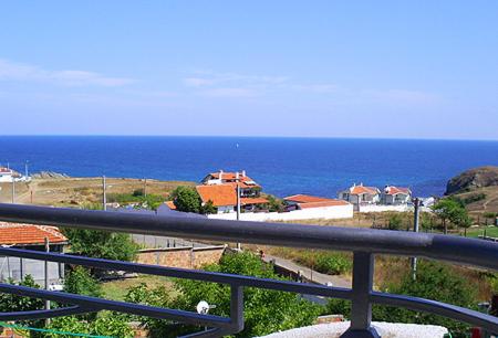 einen Balkon mit Meerblick in der Unterkunft Family Hotel ATLAS in Sinemorets