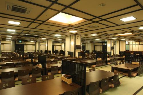 Un restaurante u otro lugar para comer en Yokohama Minatomirai Manyo Club