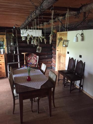Pällu的住宿－Väike-Pällo Holiday Home，一间带桌椅的用餐室