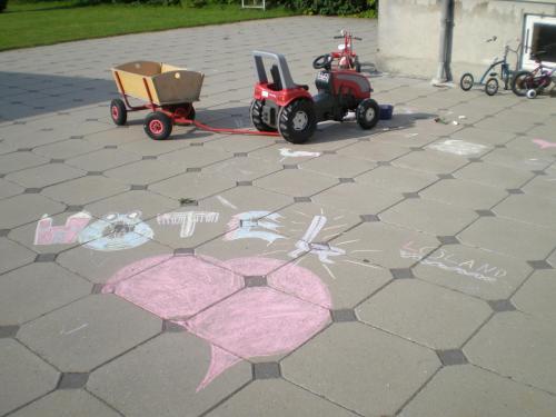 a childs toy car with a pink flower on the ground at Hotel Lolland in Nørreballe
