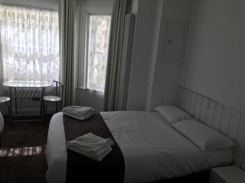 1 dormitorio con 1 cama con 2 toallas en St George Hotel Great Yarmouth en Great Yarmouth