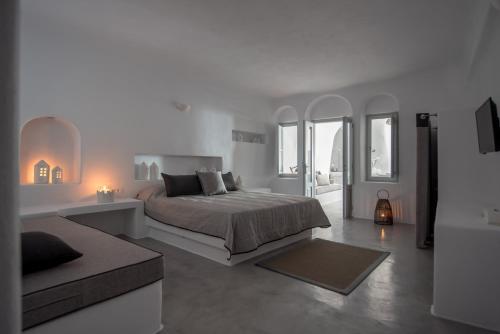 Amorous Villa-By Senses Collection في بيرغوس: غرفة نوم بيضاء مع سرير وأريكة