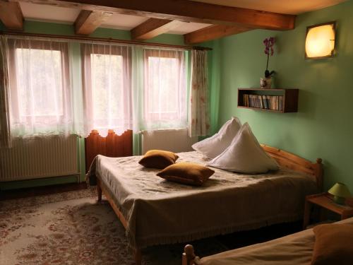 Tempat tidur dalam kamar di Pensiunea Gentiana