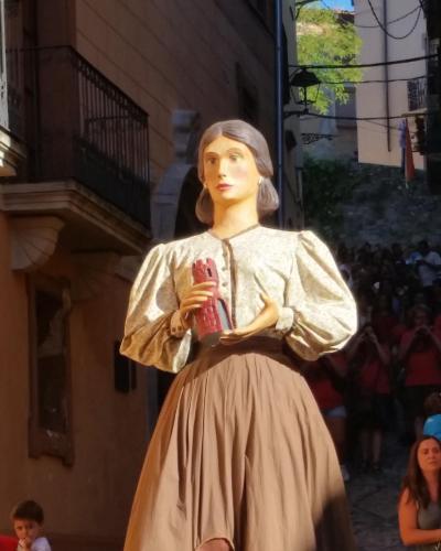 a mannequin in a dress holding a drink at Apartment Cal Viola in Torroja