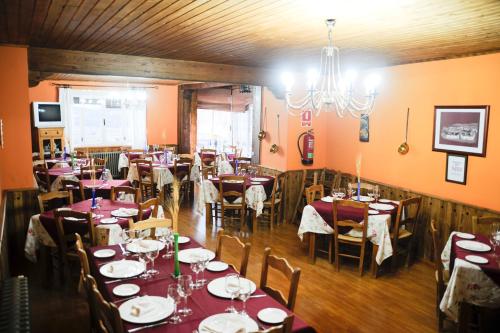 Restoran või mõni muu söögikoht majutusasutuses Hotel Rural Restaurante Los Rosales