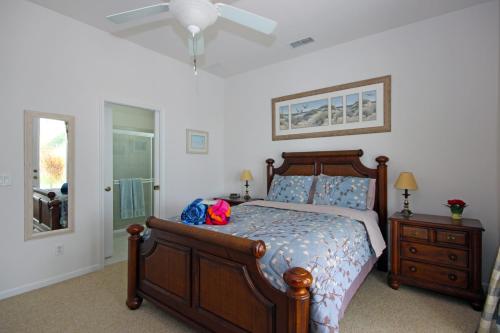 Tempat tidur dalam kamar di Mangrove Bay SW Cape - waterfront private home locally owned & managed, fair & honest pricing