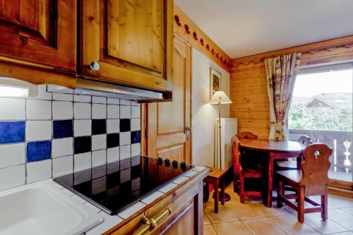 Virtuvė arba virtuvėlė apgyvendinimo įstaigoje Residence Les Fermes de Meribel - maeva Home