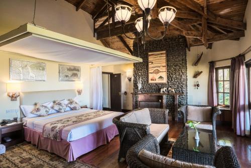 سرير أو أسرّة في غرفة في Kibo Villa Amboseli