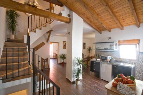 una cucina e un soggiorno con scala in una casa di La Casa del Balcón a Caravaca de la Cruz