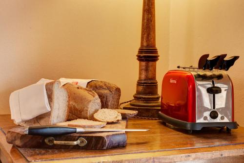 een tafel met een broodrooster en wat brood erop bij Casa Bellavista B&B in Cortona