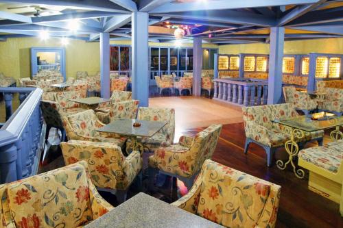 a restaurant with tables and chairs in a room at Plaza Caldas da Imperatriz Resort & Spa in Santo Amaro da Imperatriz
