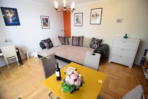 sala de estar con sofá y mesa en Downtown Garden Isle in urban Style-Free parking en Budapest
