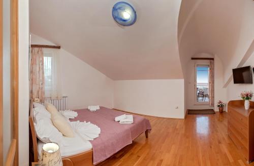 Katil atau katil-katil dalam bilik di Apartmani Putnik