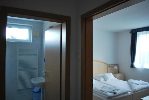 Koupelna v ubytování Főnix Hotel