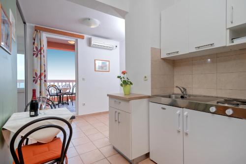 Dapur atau dapur kecil di Apartmani Putnik