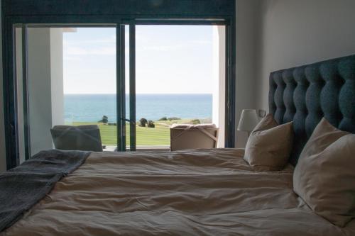 アルカイデサにあるLuxury Apartment Sea, Golf and Gibraltar Viewのベッドルーム1室(ベッド1台付)が備わります。