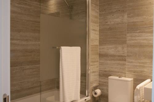 Kúpeľňa v ubytovaní Luxury Apartment Sea, Golf and Gibraltar View, Alcaidesa The Links, Ap 102