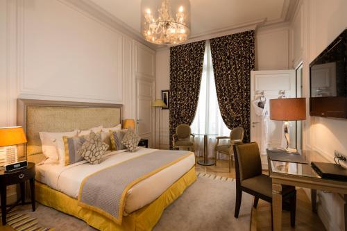 Majestic Hotel Spa - Champs Elysées tesisinde bir odada yatak veya yataklar
