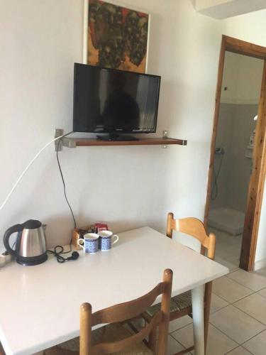 Una televisión o centro de entretenimiento en Agistri Island Dream