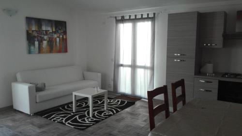Casa vacanza S'Istella iun Q2451 في توري غراندي: غرفة معيشة مع أريكة وطاولة