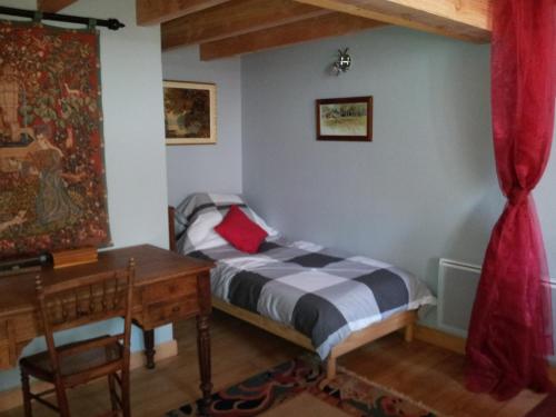 Un pat sau paturi într-o cameră la La Belle Maison