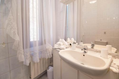 Een badkamer bij Riva Excelsior Apartment