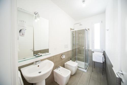 ein weißes Badezimmer mit Waschbecken und Toilette in der Unterkunft Locazione Turistica Duca d'Aosta 31 in Mestre