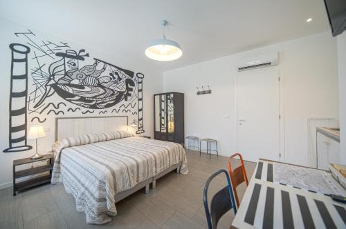 メストレにあるLocazione Turistica Duca d'Aosta 31のベッドルーム1室(壁に絵画が描かれたベッド1台付)