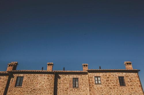 a brick building with chimneys on top of it at Agriturismo Zampugna in Montefollonico