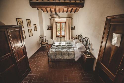 a bedroom with a bed and a window at Agriturismo Zampugna in Montefollonico