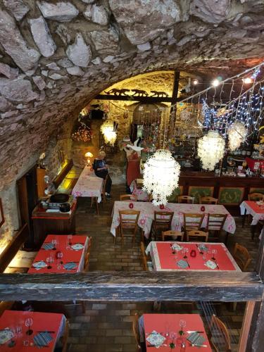 - une vue de tête sur un restaurant doté de tables et de lustres dans l'établissement Au Cep de Vigne, à Riquewihr